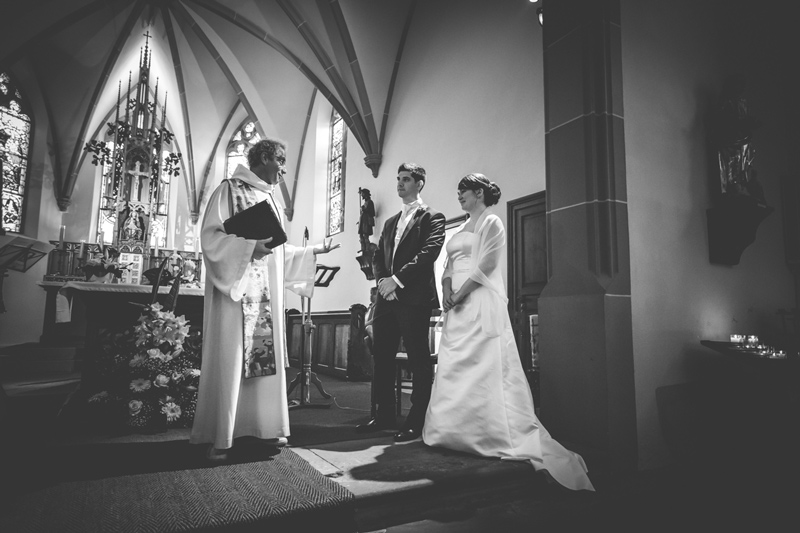 le-pretre-devant-les-maries-dans-une-chapelle-alsacienne