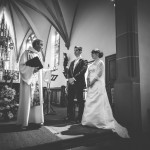 le prêtre devant les mariés dans une ancienne chapelle alsacienne