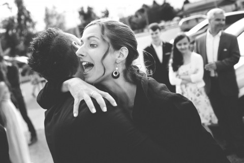 le photographe saisit l'instant où une proche saute de joie aux bras du marié