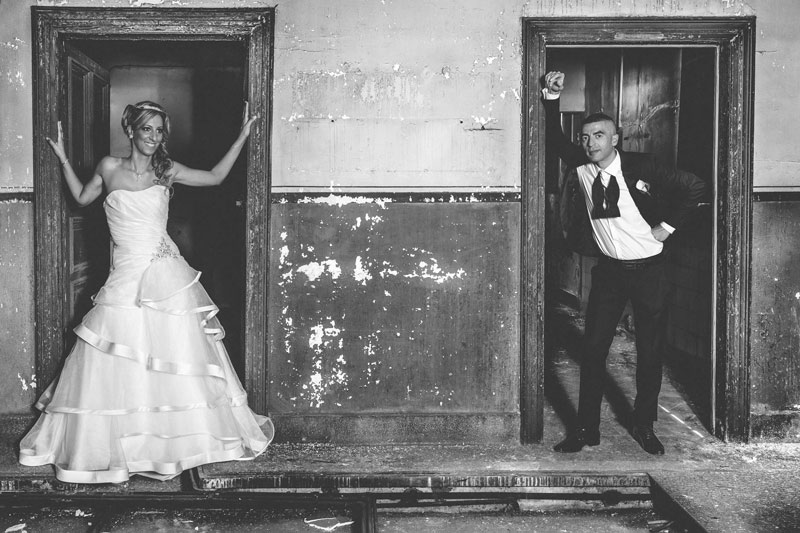 les mariés posent dans une usine abandonnée en lorraine moselle