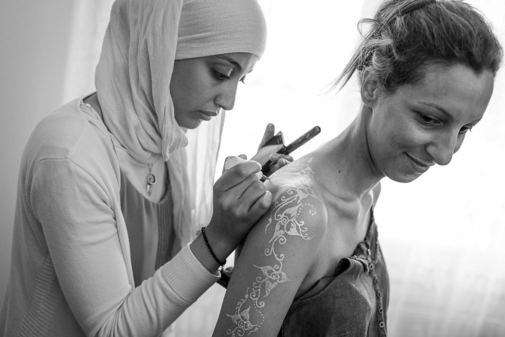une femme fait un tatouage au hennin à la mariée