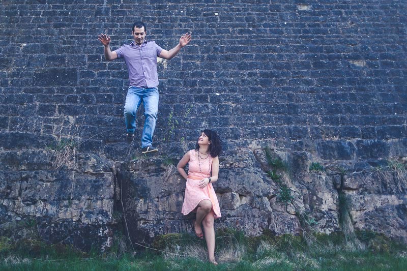 un homme saute d'un mur devant sa fiancée médusée