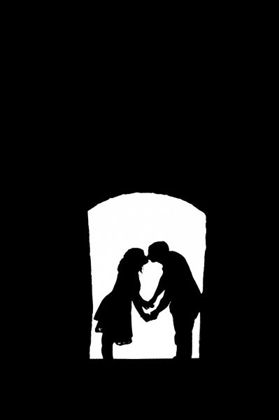 silhouette des fiancés sous un porche