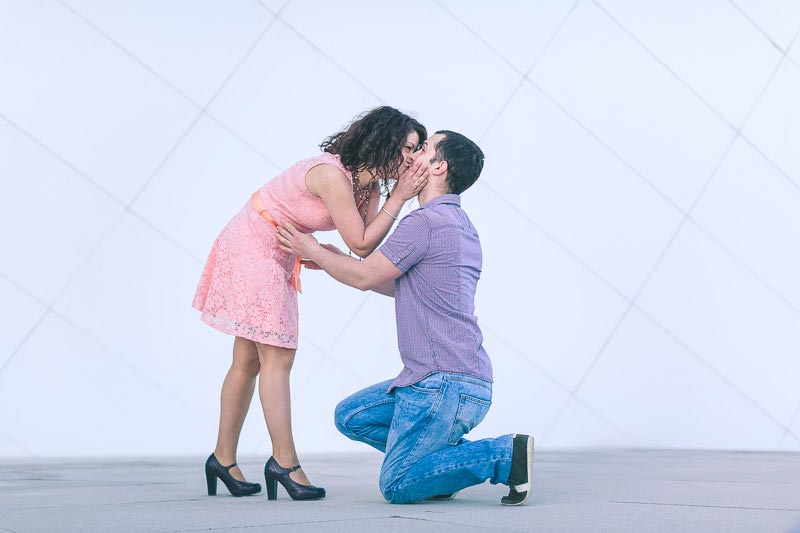 la fiancée embrasse son homme après la demande en mariage