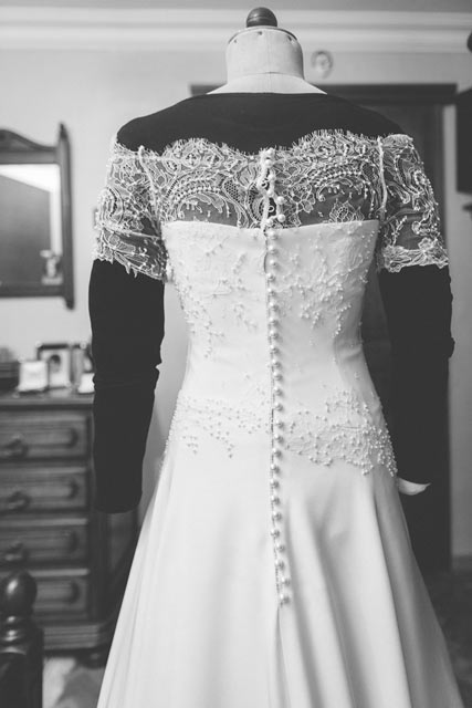 wedding dress made up of 2900 pearls