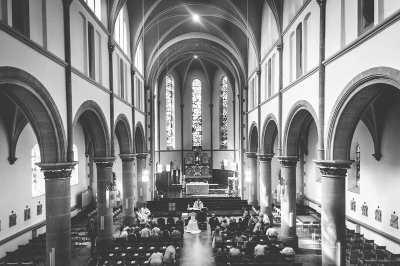 le photographe prend l'ensemble de l'église de bettembourg