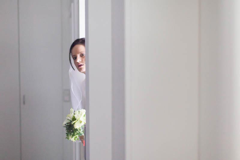 la mariée passe sa tête par la porte de l'ascenseur