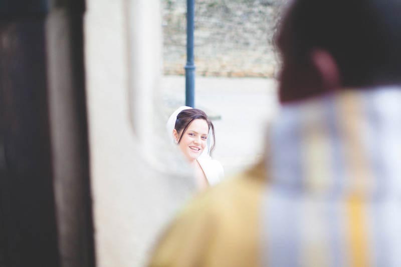 le prêtre attend la mariée à l'entrée de l'église d'Aspelt
