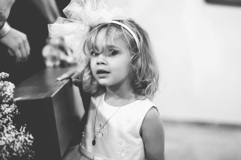photo candide d'une petite fille pendant la cérémonie religieuse