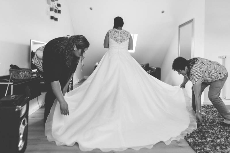 ajustement de la robe de la mariée