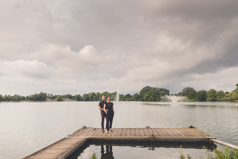 photo de couple devant l'étang de la Ballastière en moselle