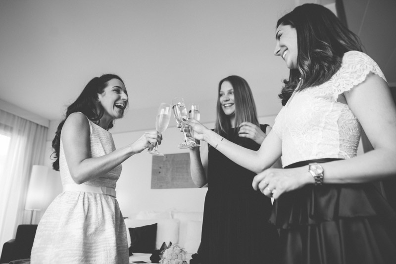 la mariée et ses demoiselles d'honneur trinquent au champagne