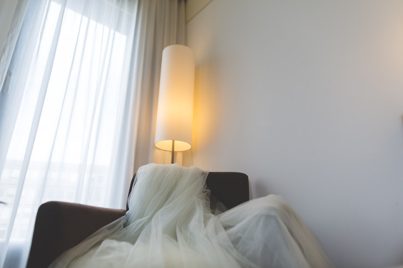 la robe de la mariée dans la chambre de l'hotel melia au luxembourg