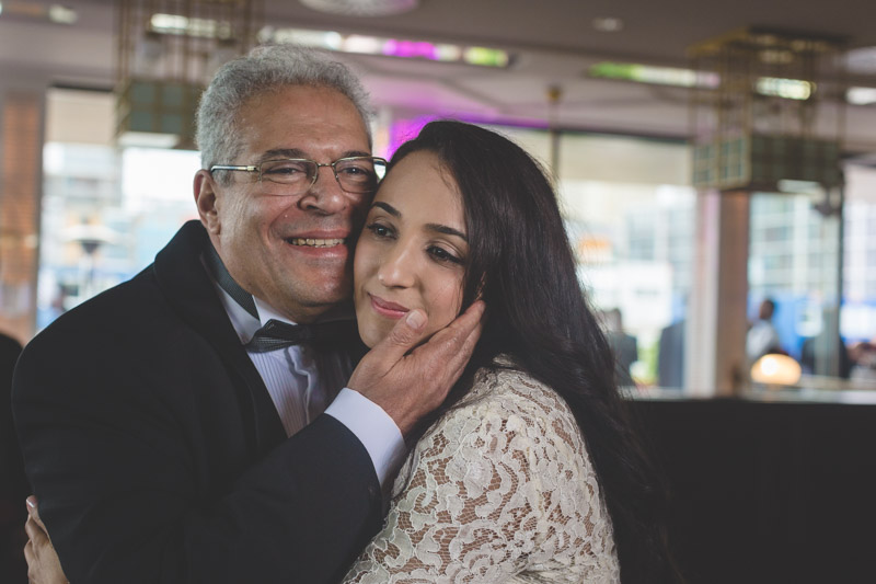 le père de la mariée embrasse sa fille
