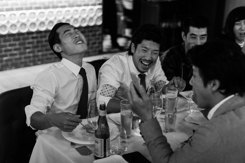 les japonnais à table rigolent