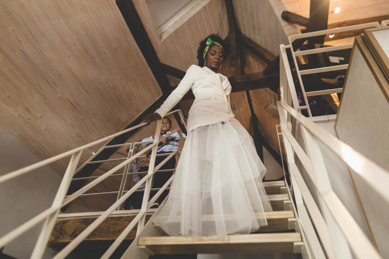 la mariée descendant les escalier de sa suite à l'hotel le place d'Armes au luxembourg