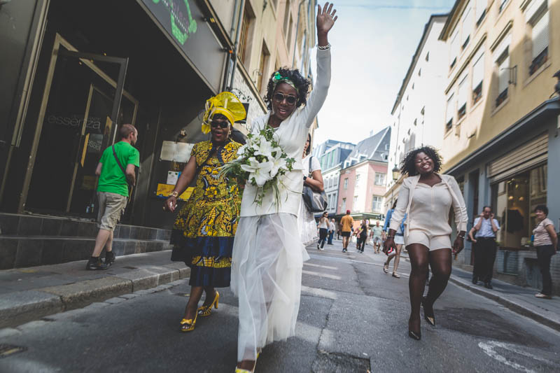 la mariée est heureuse et marche dans la rue