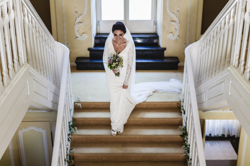 la mariée descend l'escalier