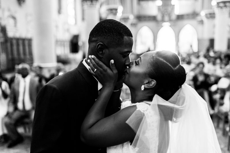 les mariés s'embrassent avec passion à la fin de la cérémonie