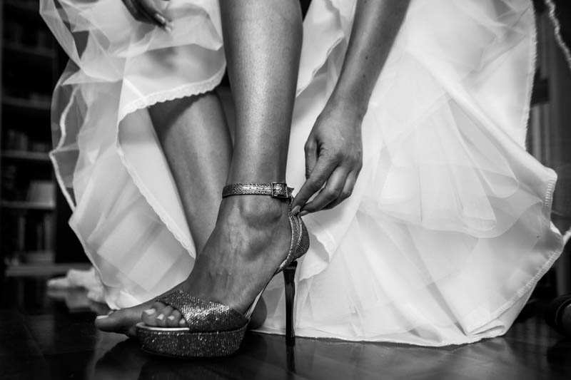 17 la mariée lace sa chaussure