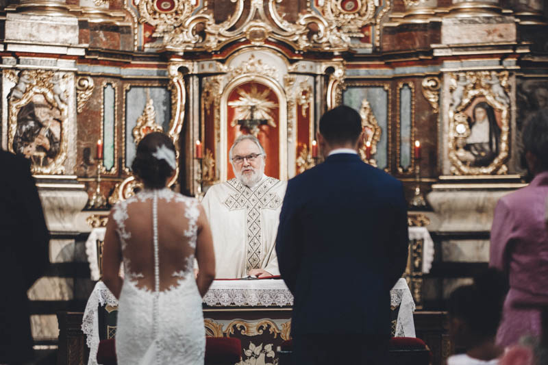25 les mariés devant le prêtre