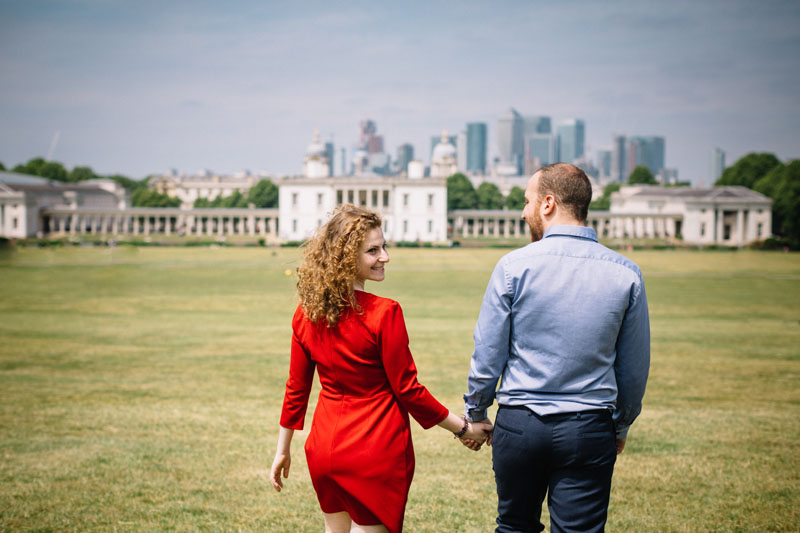 couple holding hands in greenwich park