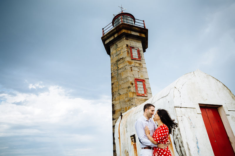 couple posing in front of Felgueiras lighthouse