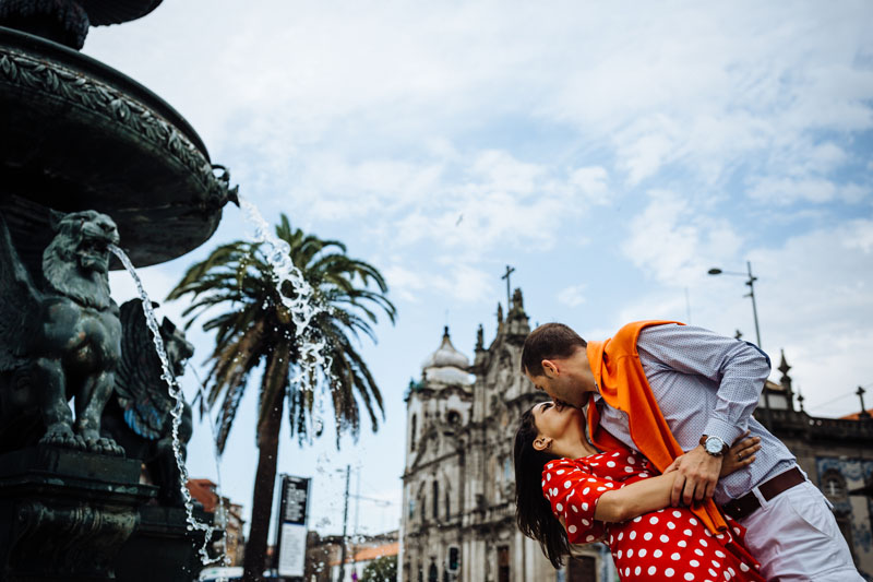 couple kissing in front of Fonte dos Leões