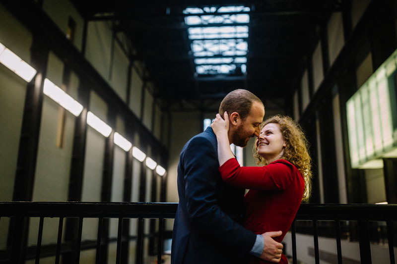 engagement session at the Tate museum London