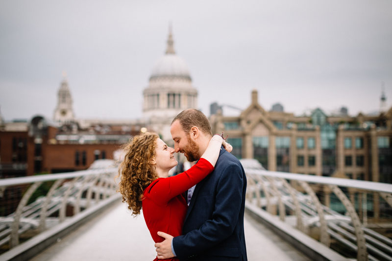 Engagement photography on the millenium bridge in front of Saint Paul in London