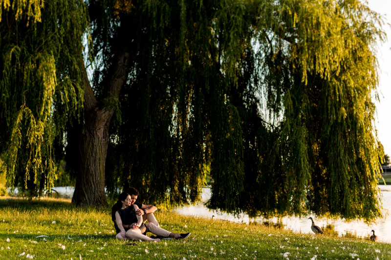 couple assis devant un saule pleureur en bords de Moselle