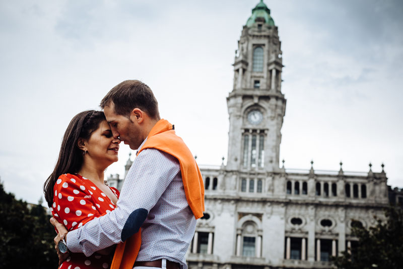 kissing on Liberdade Square in Porto