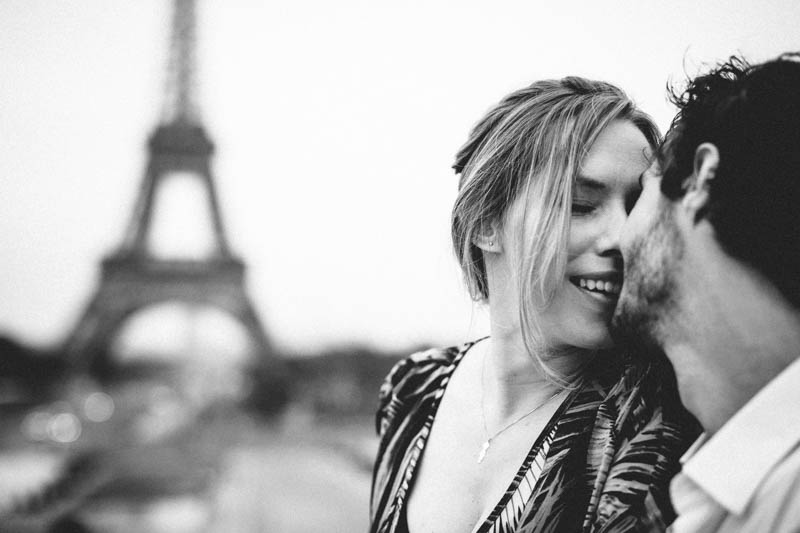 couple s'embrassant devant la tour Eiffel