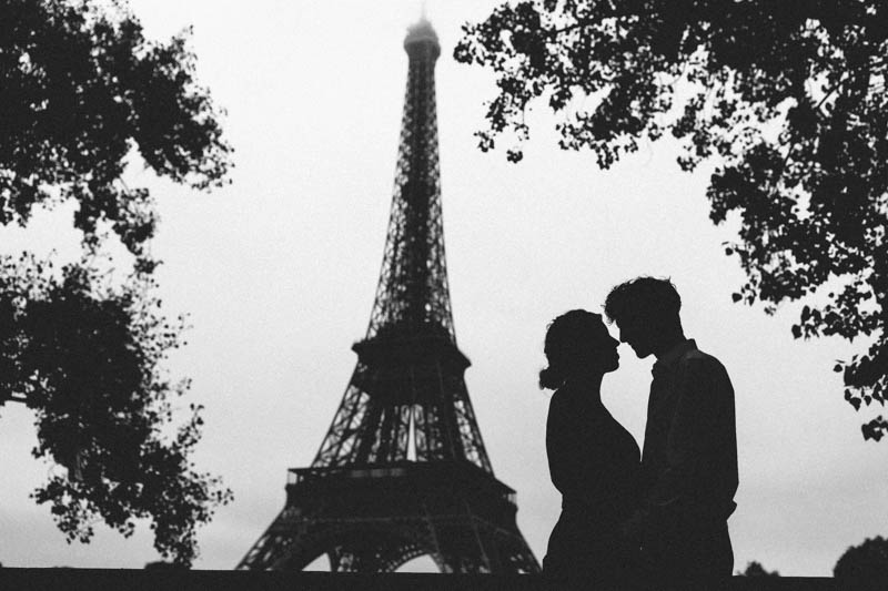 silhouette devant la tour Eiffel