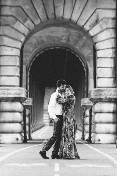 couple kissing on Bir Hakeim bridge in Paris