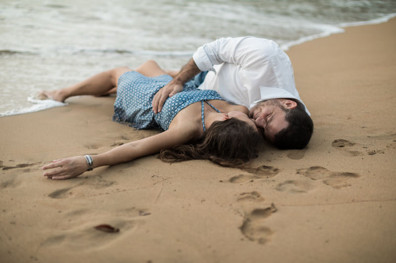 amoureux allongés dans le sable