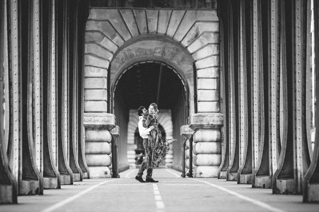 photographe de couple au pont Bir Hakeim