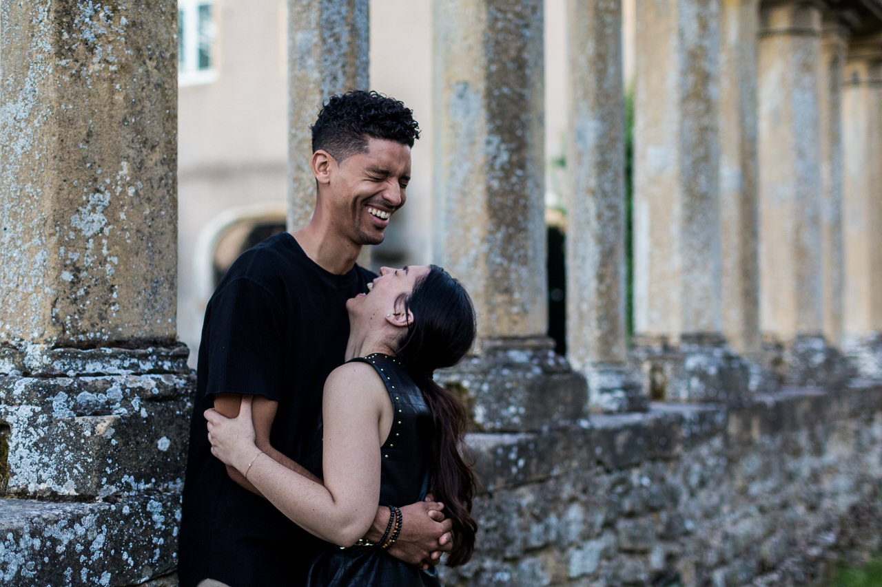 couple amoureux avec leur photographe de mariage à Metz
