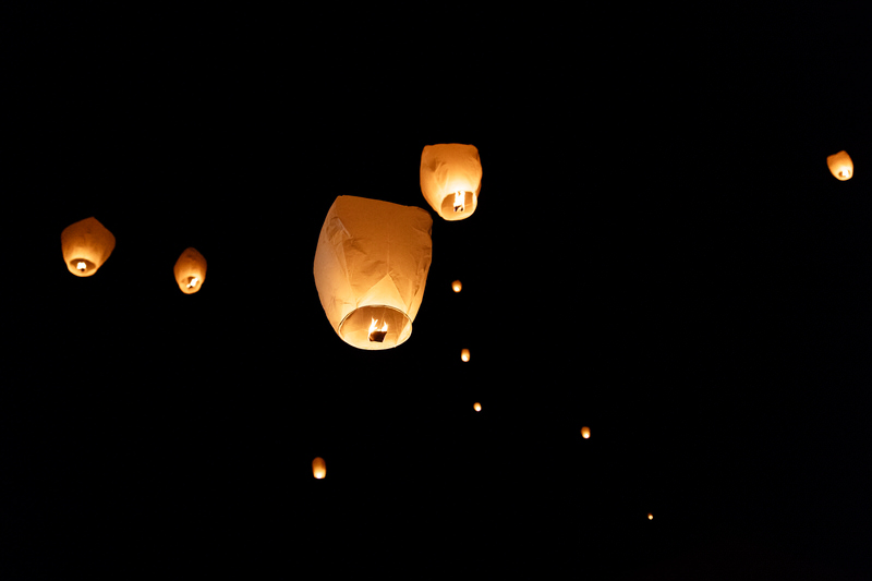 lanternes lumineuses dans le ciel de luxembourg