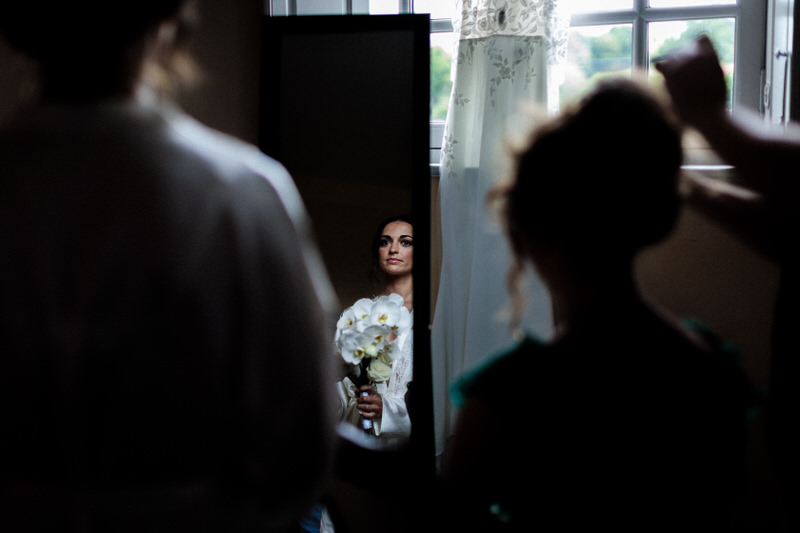 05 bride in the mirror