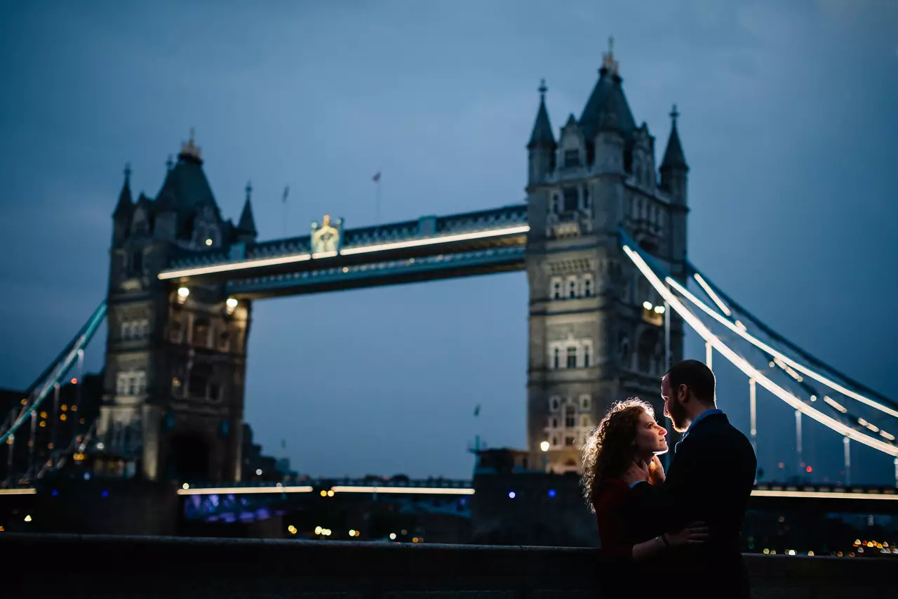 couple kissing near tower bridge