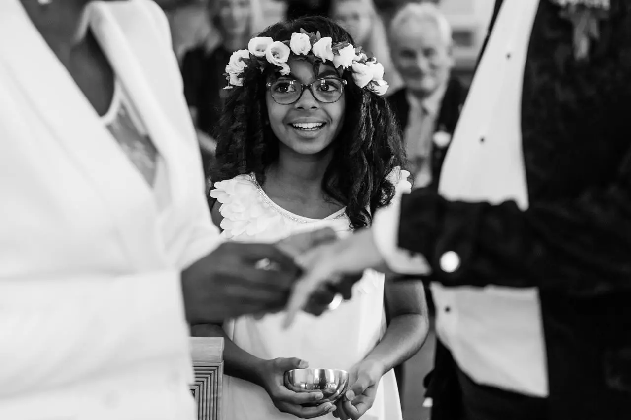 11 la mariée passe la bague au doigt sous le regard dune petite fille 1
