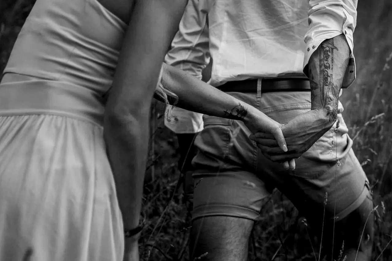 couple se donnant la main