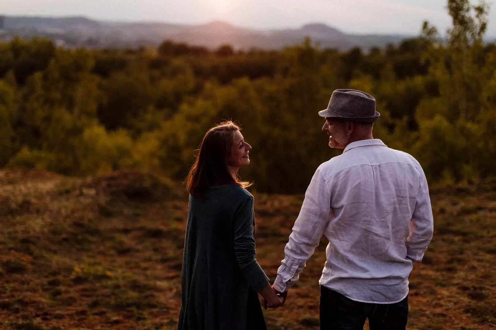 amoureux se tenant la main au soleil couchant pres de esch sur alzette